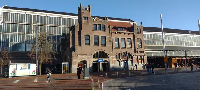 Het jugendstilgebouw van station Haarlem aan het vernieuwde Stationsplein