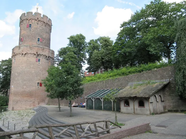 De Kruittoren in het Kronenburgerpark, tegen de oude stadswal