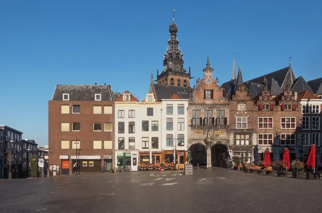 De Grote Markt met de toren van de Stevenskerk erboven