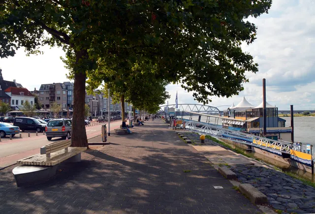 De Waalkade in de Benedenstad, met de Waal rechts
