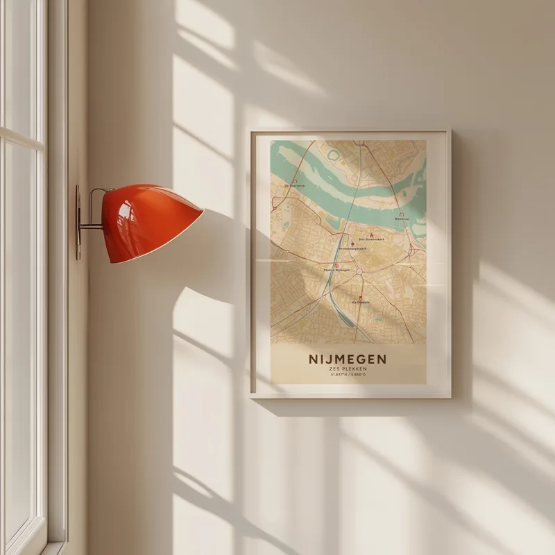 Nijmegen: poster in Nautisch, met 6 plekken gemarkeerd: Sint-Stevenskerk, Waalbrug, De Oversteek, Kronenburgerpark en Kruittoren, Sint Annastraat (Via Gladiola), Station Nijmegen, in een voorbeeldkamer