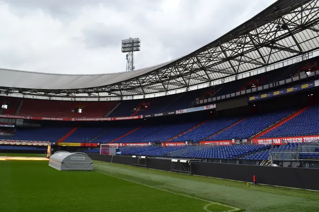 De Kuip van binnen, met de tribunes en het veld