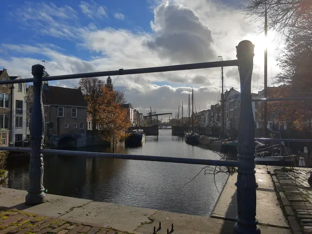 Aelbrechtskolk en Voorhaven in Delfshaven, gezien vanaf de Schiedamseweg