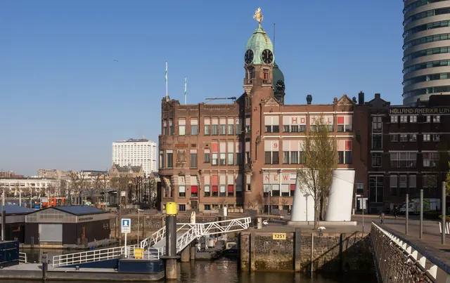 Hotel New York op de Wilhelminapier, gezien vanaf de Rijnhavenbrug