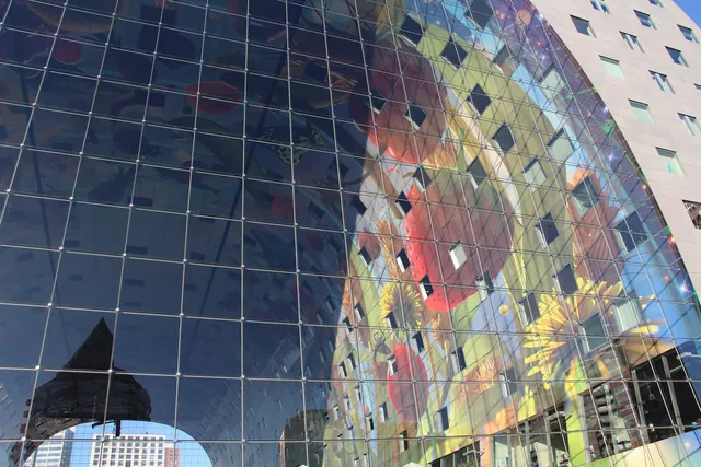 De Markthal van binnen, met de beschilderde boog en de glazen gevel