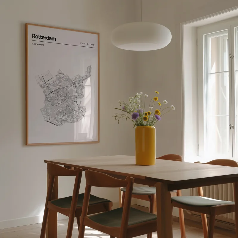 Boven een eettafel met een gele vaas: de poster Heel Rotterdam in Lijn in een voorbeeldkamer