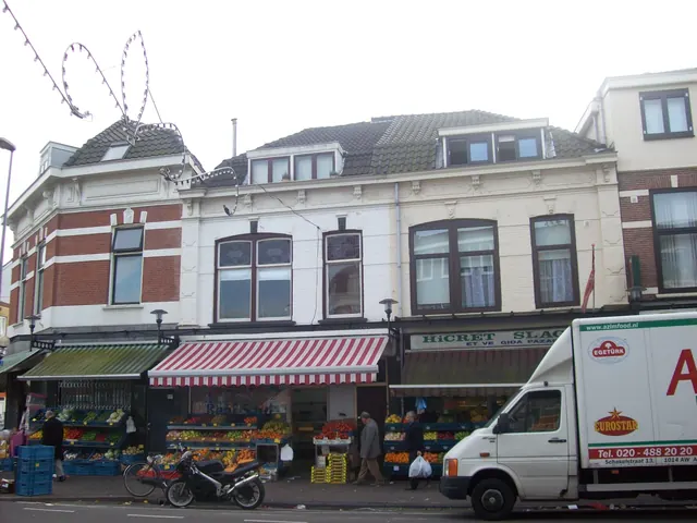 Winkels met groente en fruit aan de Kanaalstraat in Lombok