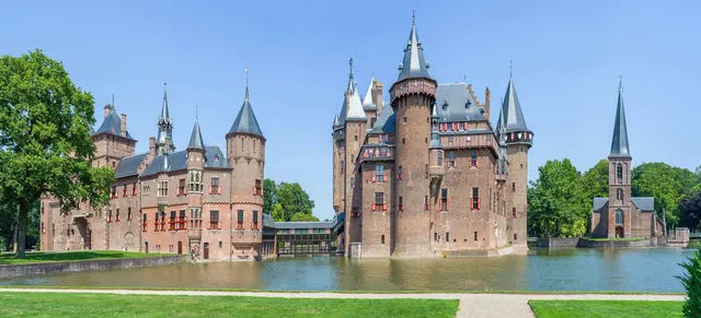 Kasteel De Haar en de slotgracht, gezien vanuit het zuiden
