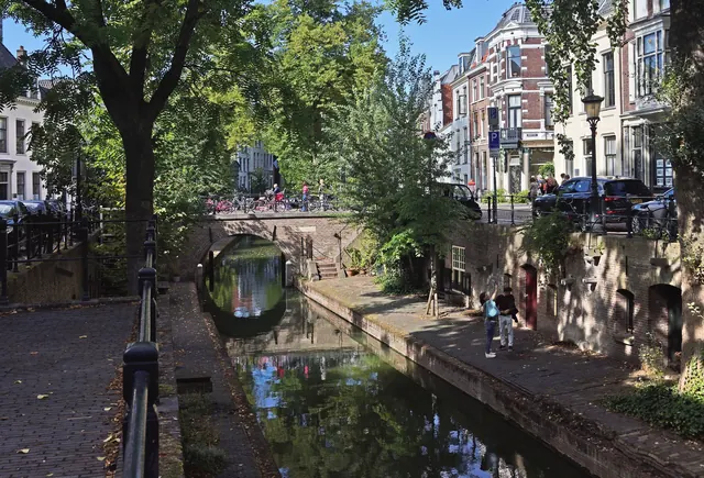 De Nieuwegracht bij de Paulusbrug, met bomen langs de kade
