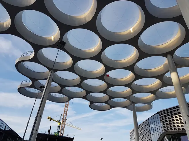 Het bollendak op het Stationsplein bij Utrecht Centraal
