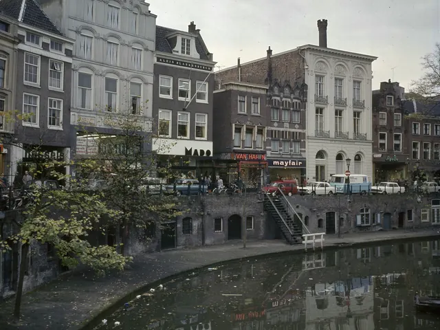 Voorgevels aan de Oudegracht met links de Grote Blankenburch, en de werfkelders aan het water (bijgesneden)